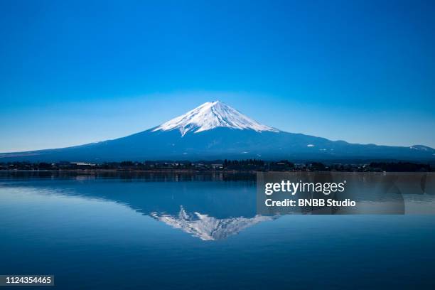 mount fuji at kawaguchi lake - präfektur yamanashi stock-fotos und bilder