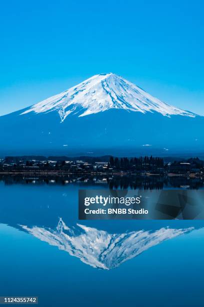 mount fuji at kawaguchi lake - televisão de alta definição imagens e fotografias de stock