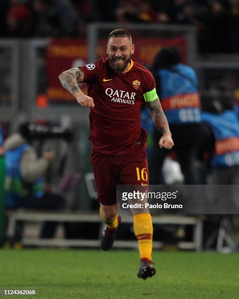 Daniele De Rossi of AS Roma celebrates after the team's second goal scored bay Nicolo' Zaniolo during the UEFA Champions League Round of 16 First Leg...