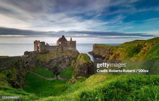 dunluce castle - northern ireland - dunluce castle stockfoto's en -beelden