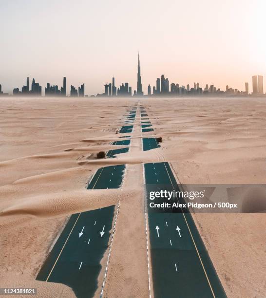 dubai skyline - dubai stockfoto's en -beelden