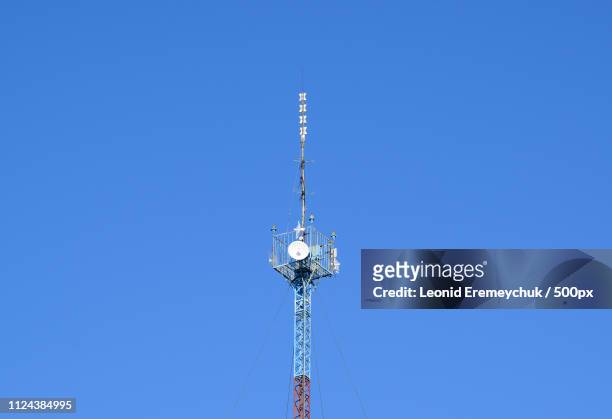 mast tower relay internet signals and telephone signals - master conceptual stock-fotos und bilder