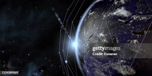 earth-ansicht aus dem weltraum mit globalen kommunikationsnetzes - satellit stock-fotos und bilder
