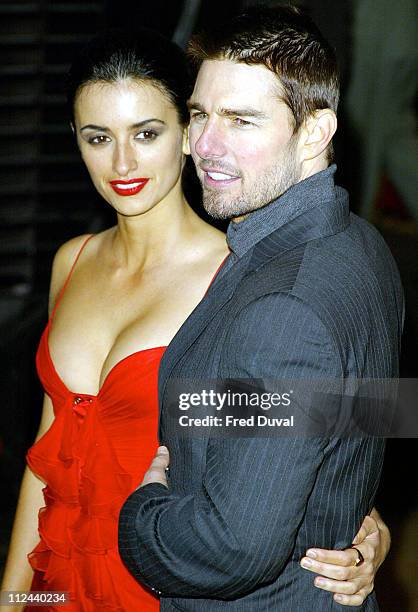 Tom Cruise and Penelope Cruz during "The Last Samurai" - London Premiere - Arrivals at Odeon, Leicester Square in London, Great Britain.