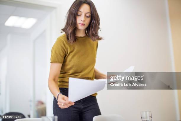 female professional analyzing few documents - 報告 文件 個照片及圖片檔