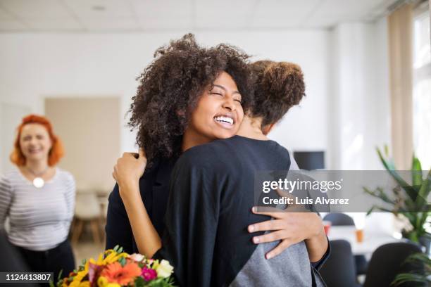 business woman getting appreciation from coworkers - gratitude foto e immagini stock