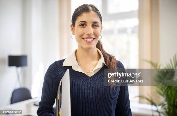 portrait of confident businesswoman with laptop - italianen stockfoto's en -beelden