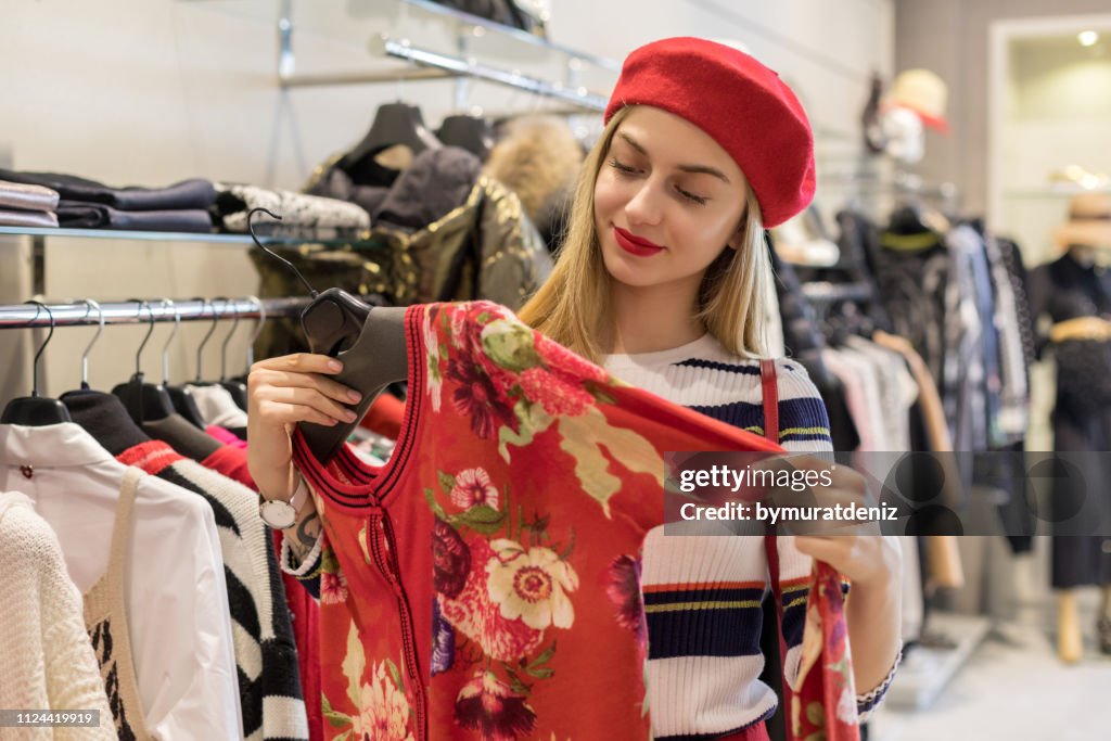 Shoping Ropa Tiendas Ropa De Mujer Joven Foto de stock - Getty Images