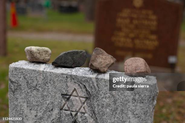 stones on jewish grave - grafsteen stockfoto's en -beelden