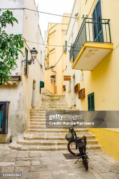 strade di otranto, villaggio italiano in puglia, settembre 2016 - otranto foto e immagini stock