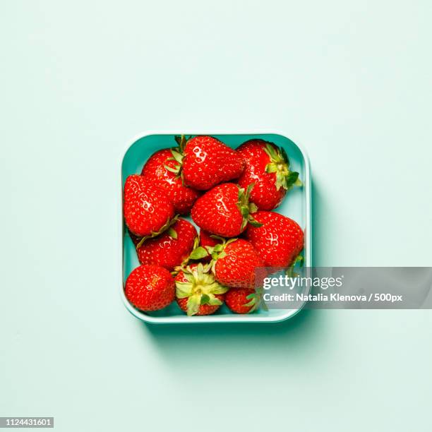 container with fresh strawberry - packed lunch - fotografias e filmes do acervo