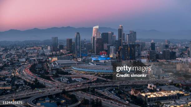 blick auf moderne überfüllten stadtbild - downtown los angeles stock-fotos und bilder