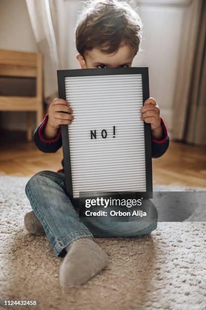 niño diciendo no - refusing fotografías e imágenes de stock