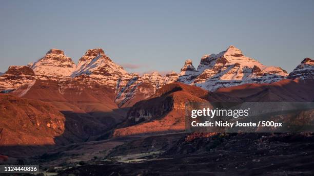 dawn in the drakensberg - cathedral imagens e fotografias de stock