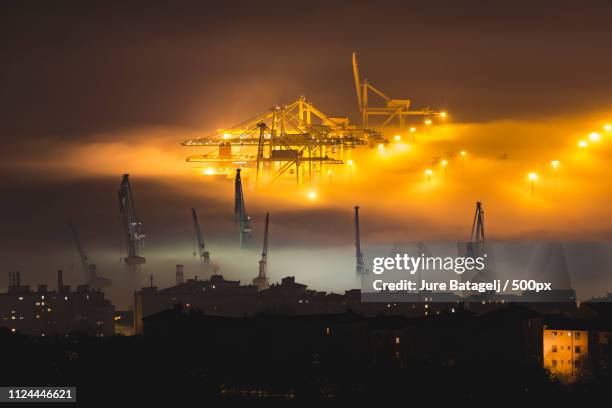 crane fog - triest stock-fotos und bilder