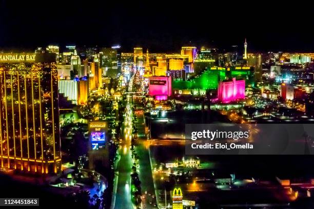 vista aérea de las vegas strip de noche - mandalay bay resort and casino fotografías e imágenes de stock