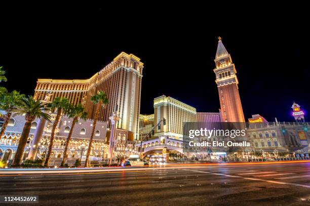 vista nocturna de la veneciana y hoteles de harrah's las vegas, nevada - hotel venetian fotografías e imágenes de stock