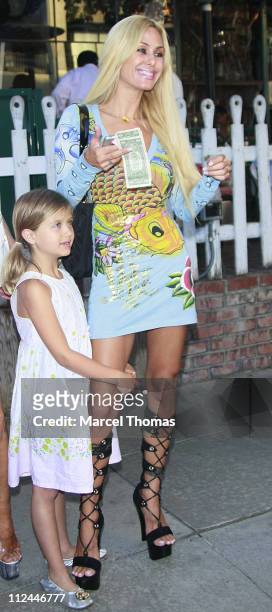 Personality Shauna Sands and daughter visit The Ivy restaurant on June 5, 2008 in Los Angeles, California.