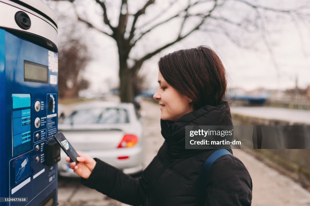 Pago sin contacto para el estacionamiento en la ciudad