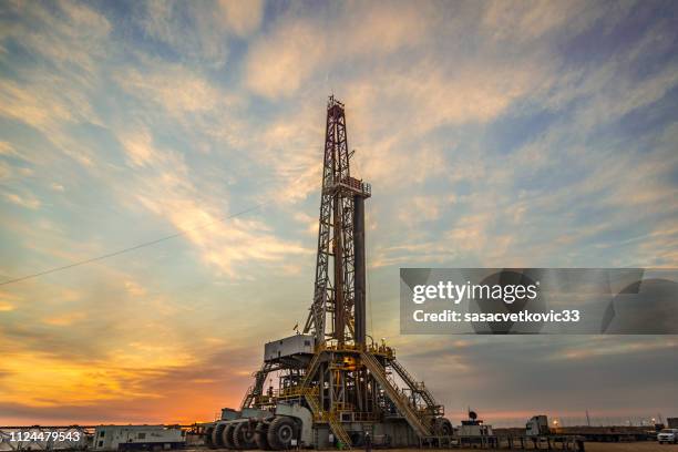 oil drilling rig at dawn - iraq landscape stock pictures, royalty-free photos & images