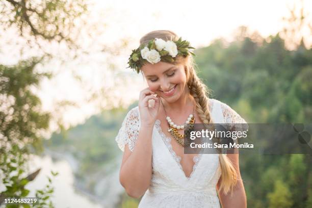 bride on clifftop by coast, scarborough bluffs, toronto, canada - bloemkroon stockfoto's en -beelden