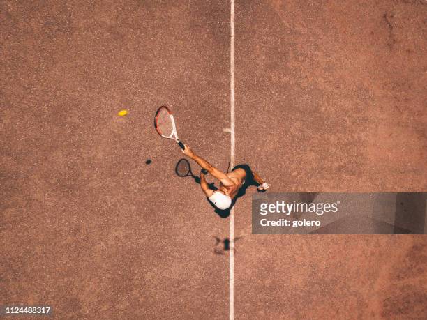 drone uitzicht over tennisser diende - tennisveld stockfoto's en -beelden
