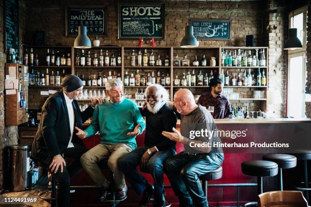 group of friends drinking in craft beer bar - friends bar photos et images de collection