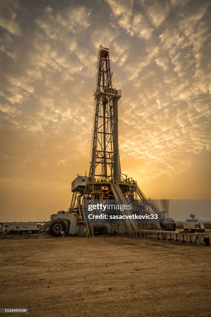 Plate-forme de forage de pétrole à l’aube