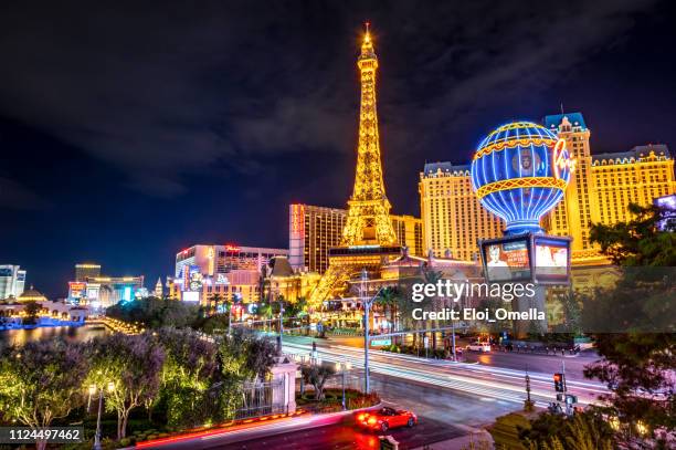 las vegas strip's nachts - paris las vegas stockfoto's en -beelden