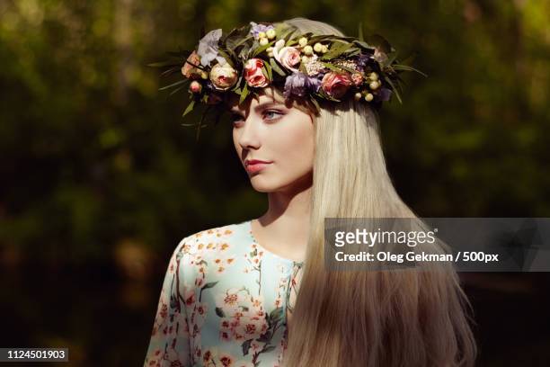 blonde woman with wreath - haarkranz stock-fotos und bilder