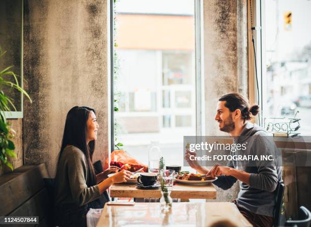 appuntamento di san valentino al bistro - coppie cibo food bistrot foto e immagini stock