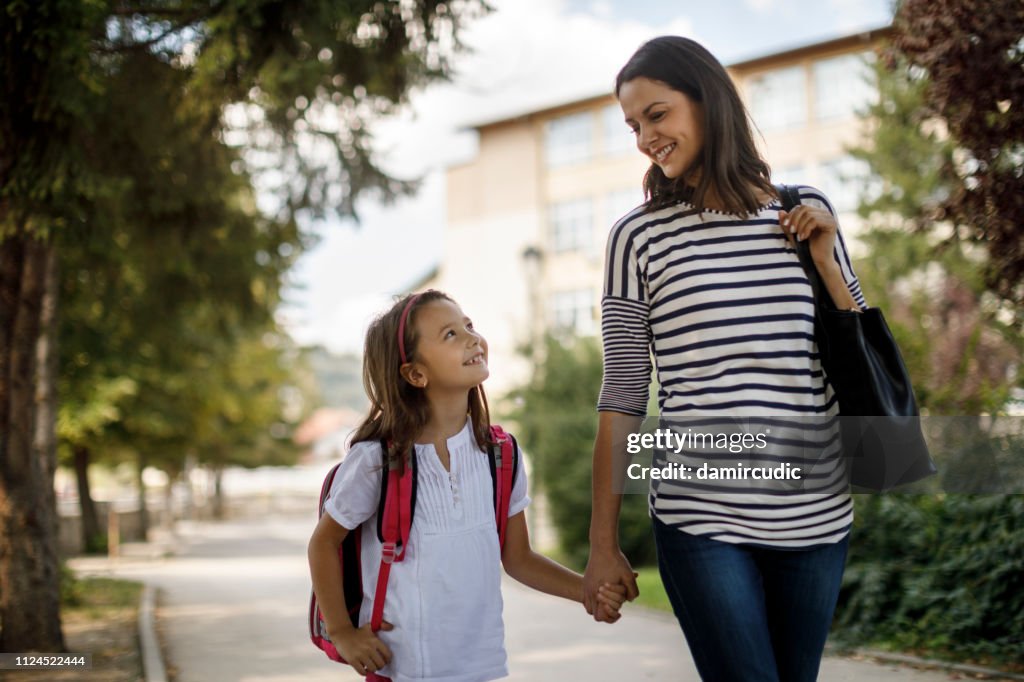 Mutter und Kind nach Hause von der Schule