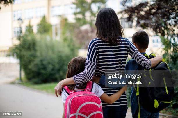 mor ta barnen till skolan - schoolgirl bildbanksfoton och bilder