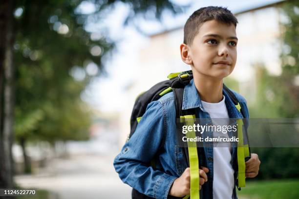 teenager mit schultasche, die von der schule nach hause gehen - 11 11 road stock-fotos und bilder