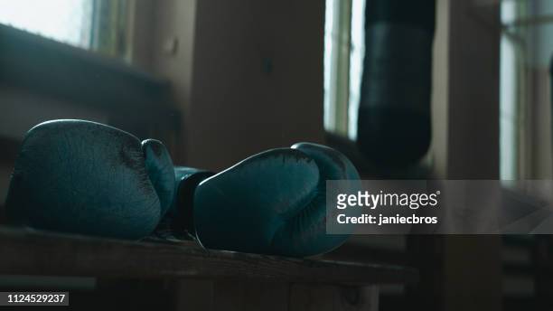 boksen sportschool. close-up op de bokshandschoenen - boxing ring stockfoto's en -beelden