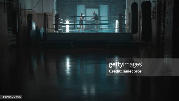 boxerin sparring mit trainer - boxring stock-fotos und bilder