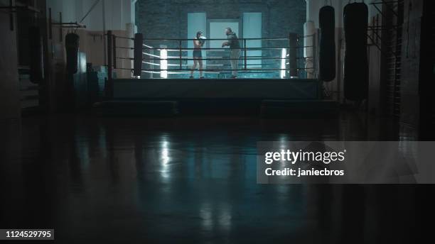 boxeadora, combate con el entrenador - ropa protectora deportiva fotografías e imágenes de stock