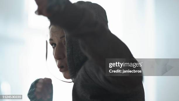 femelle boxer de formation. shadowboxing. - fighting ring stock photos et images de collection