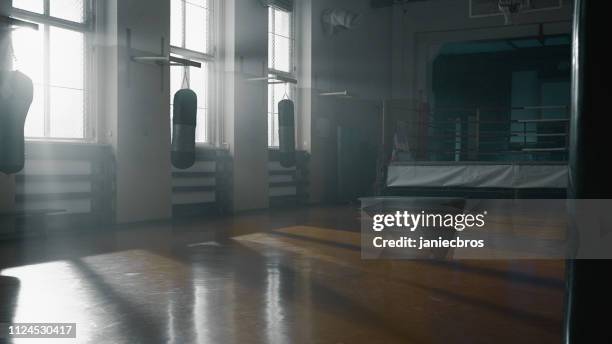 vak opleiding interieur. bokszakken - boxing ring stockfoto's en -beelden