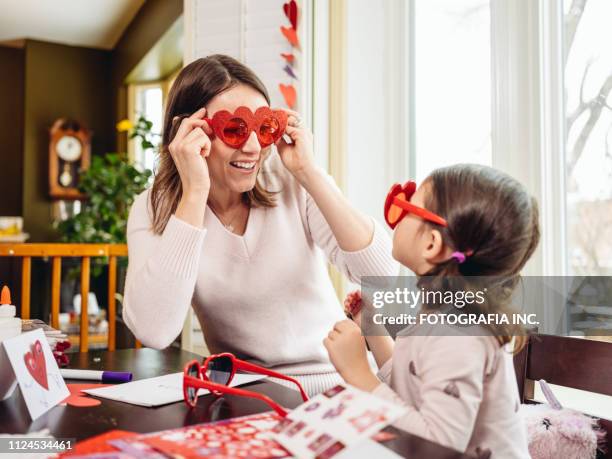 moeder en jonge dochter knutselen voor valentijnsdag - valentijnsdag stockfoto's en -beelden