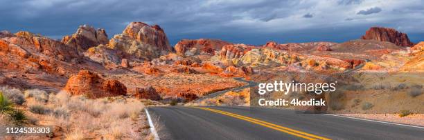 empty desert road on red rock canyon after storm panorama - área de protecção nacional red rock canyon imagens e fotografias de stock