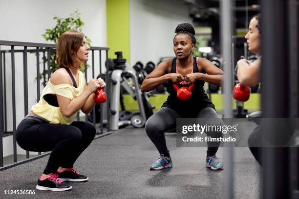 mulheres curvilíneas no ginásio - curvy black women - fotografias e filmes do acervo