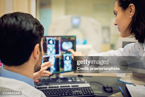 I medici stanno lavorando con la TAC in ospedale I medici stanno lavorando con la TAC in ospedale