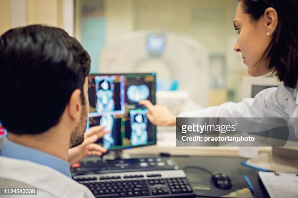 os médicos estão trabalhando com tomografia computadorizada no hospital - diagnostic aid - fotografias e filmes do acervo