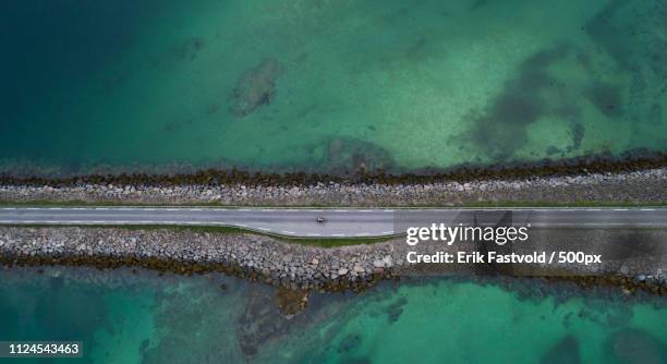 a road to sea. - asfalt 個照片及圖片檔