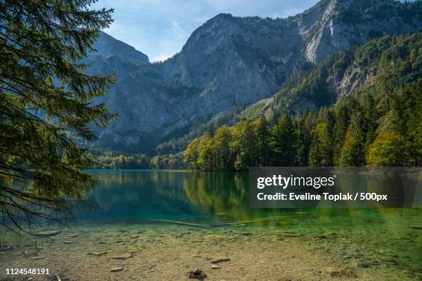 hinterer langbathsee im salzkammergut - bergsee stock-fotos und bilder