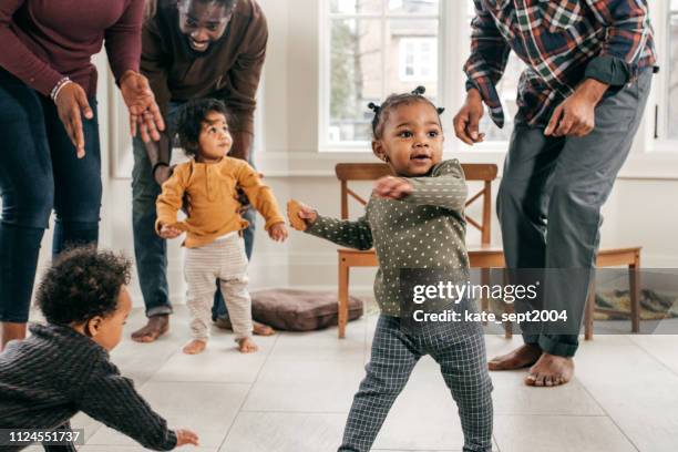 playdate für kleinkinder - baby dancing stock-fotos und bilder