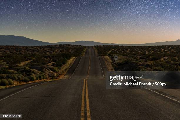 lonely desert road - wüstenstraße stock-fotos und bilder