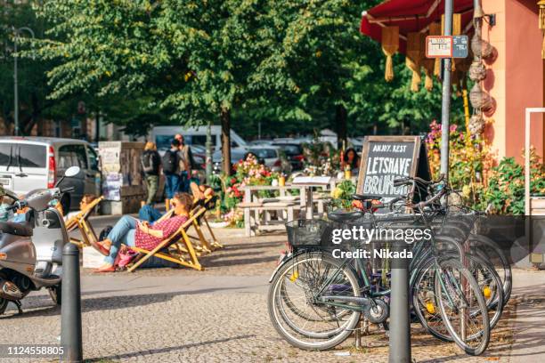 street scene in berlin, germany - prenzlauer berg imagens e fotografias de stock