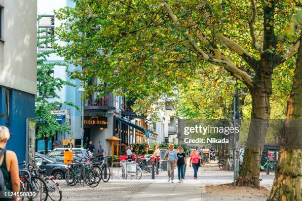 straßenszene in berlin prenzlauer berg, deutschland - berlin prenzlauer allee stock-fotos und bilder